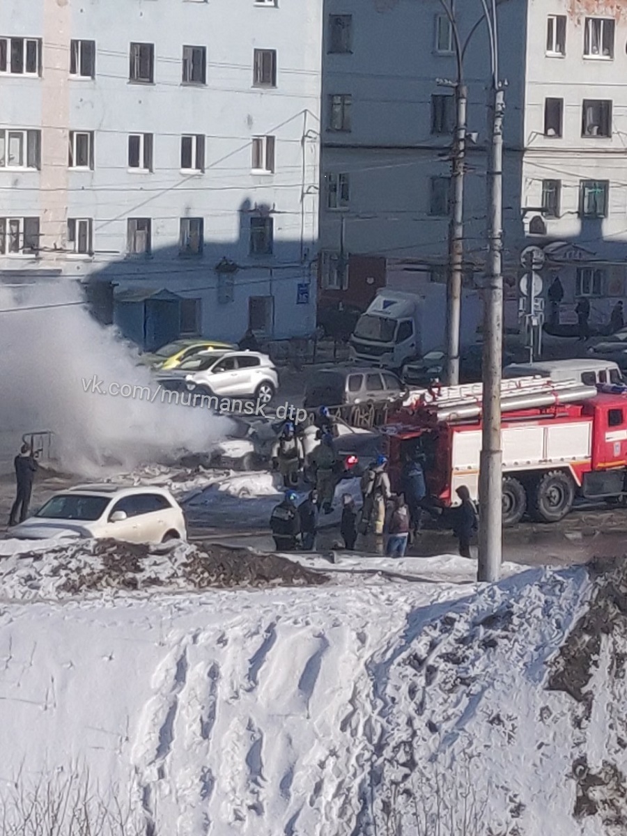 В Мурманске на улице Радищева горит машина | 30.03.2019 | Мурманск -  БезФормата