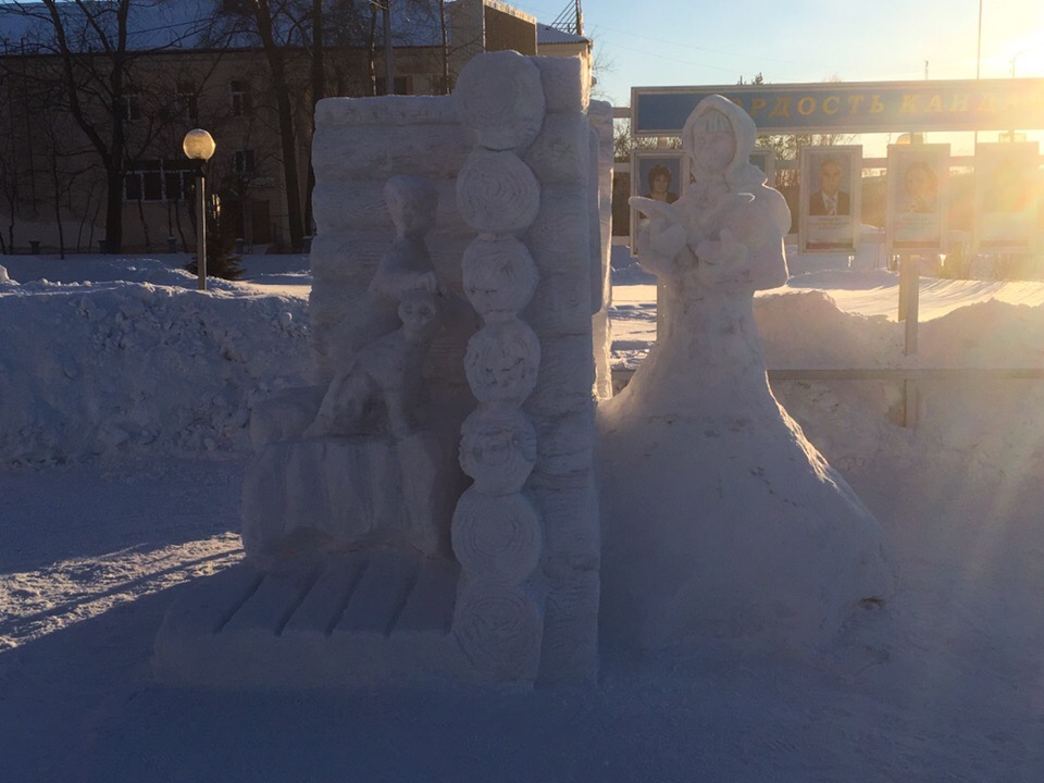 снежная скульптура кота. конкурс снеговиков. включи 3 снежных. включи 3 снежных. слепила из снега гаишника.