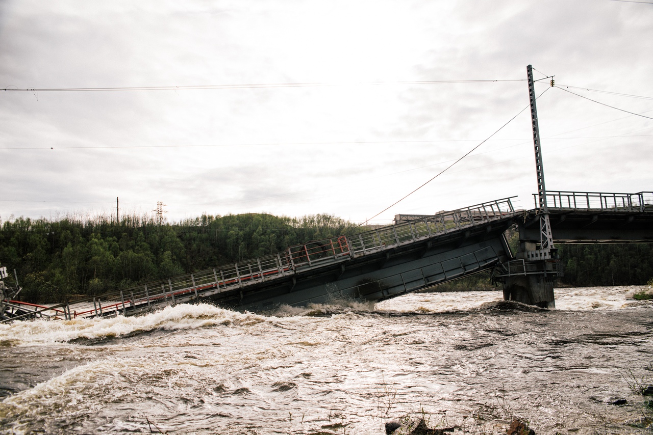 Разбитый мост. Железнодорожный мост Мурманск. Железнодорожный мост Ингури. Мосты через реки Мурманской области. Река Матросовка разрушенный мост.