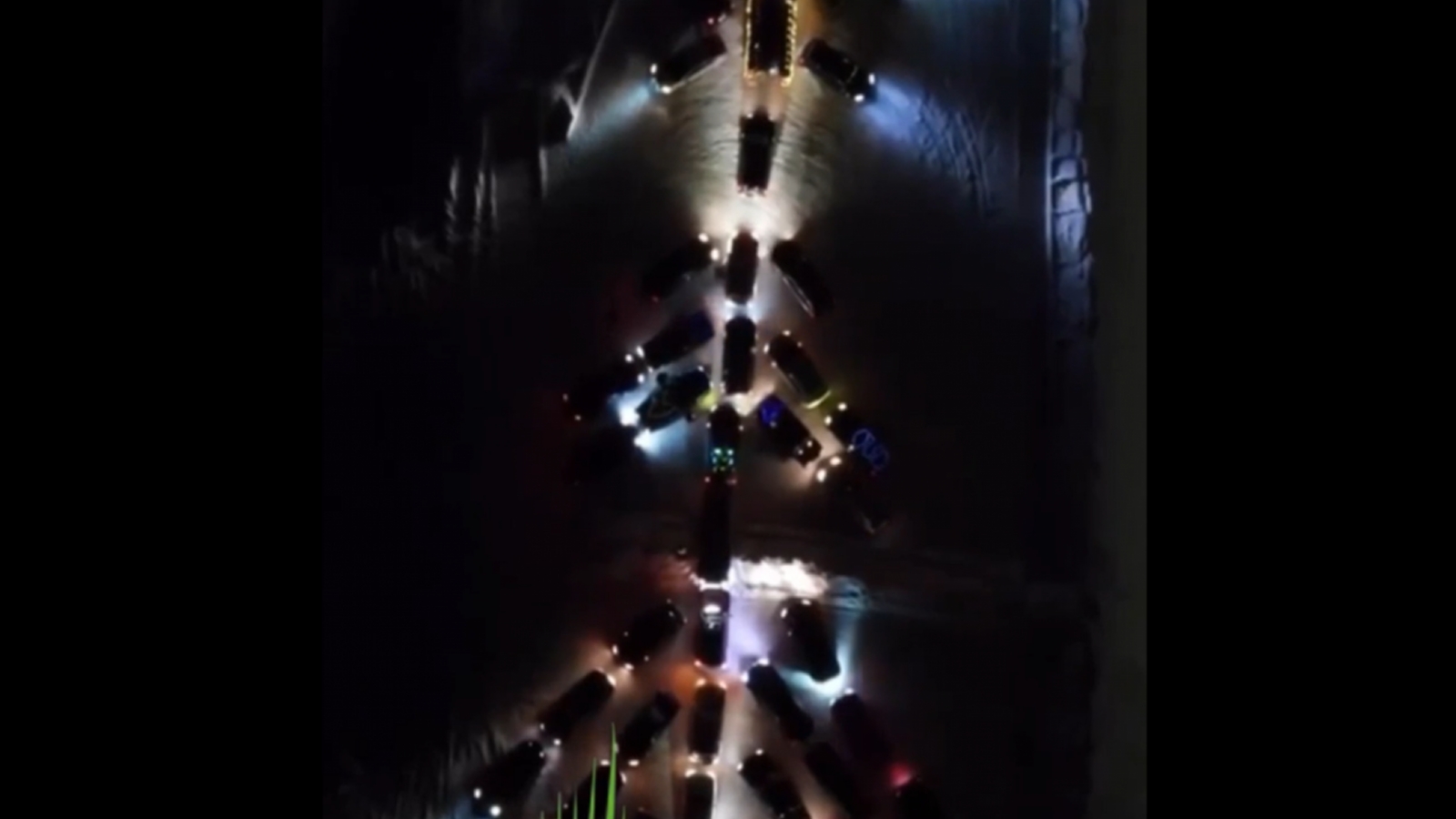 Водители в Мурманске выстроили огромную ёлку из автомобилей [видео]