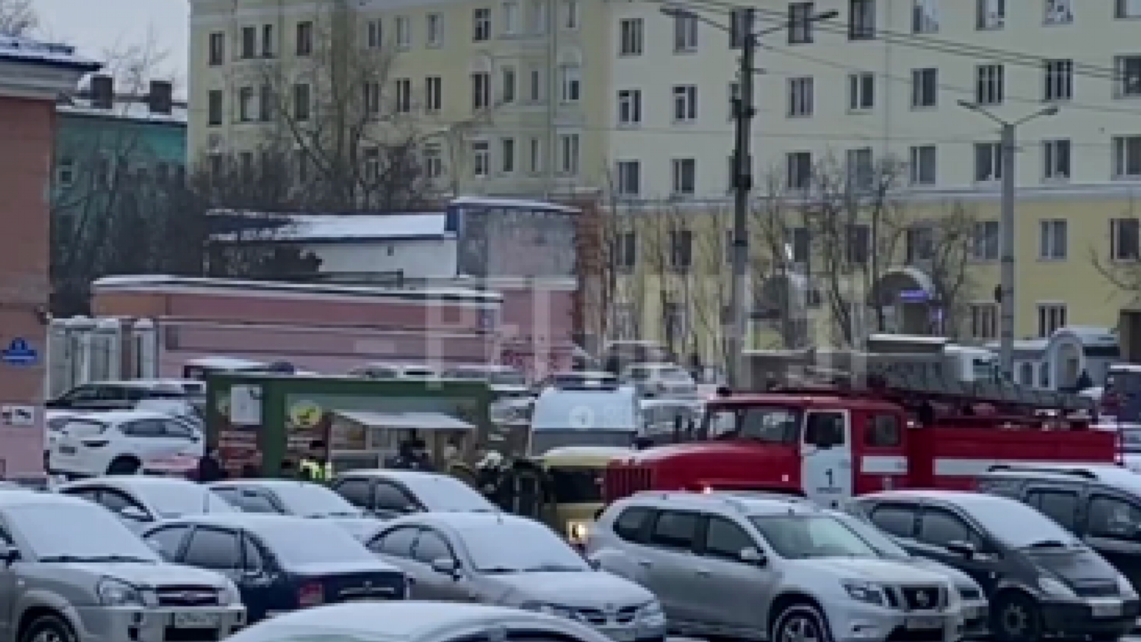 Пожарные вскрывают машину у Центрального стадиона в Мурманске [видео]