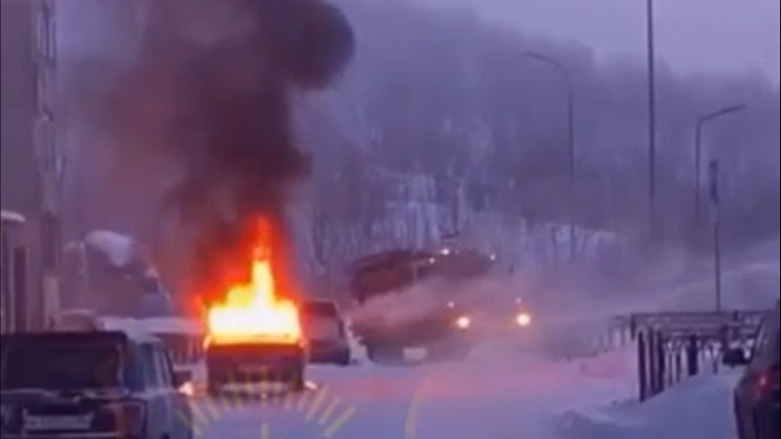 Момент тушения горящего авто в Заозерске попал на видео