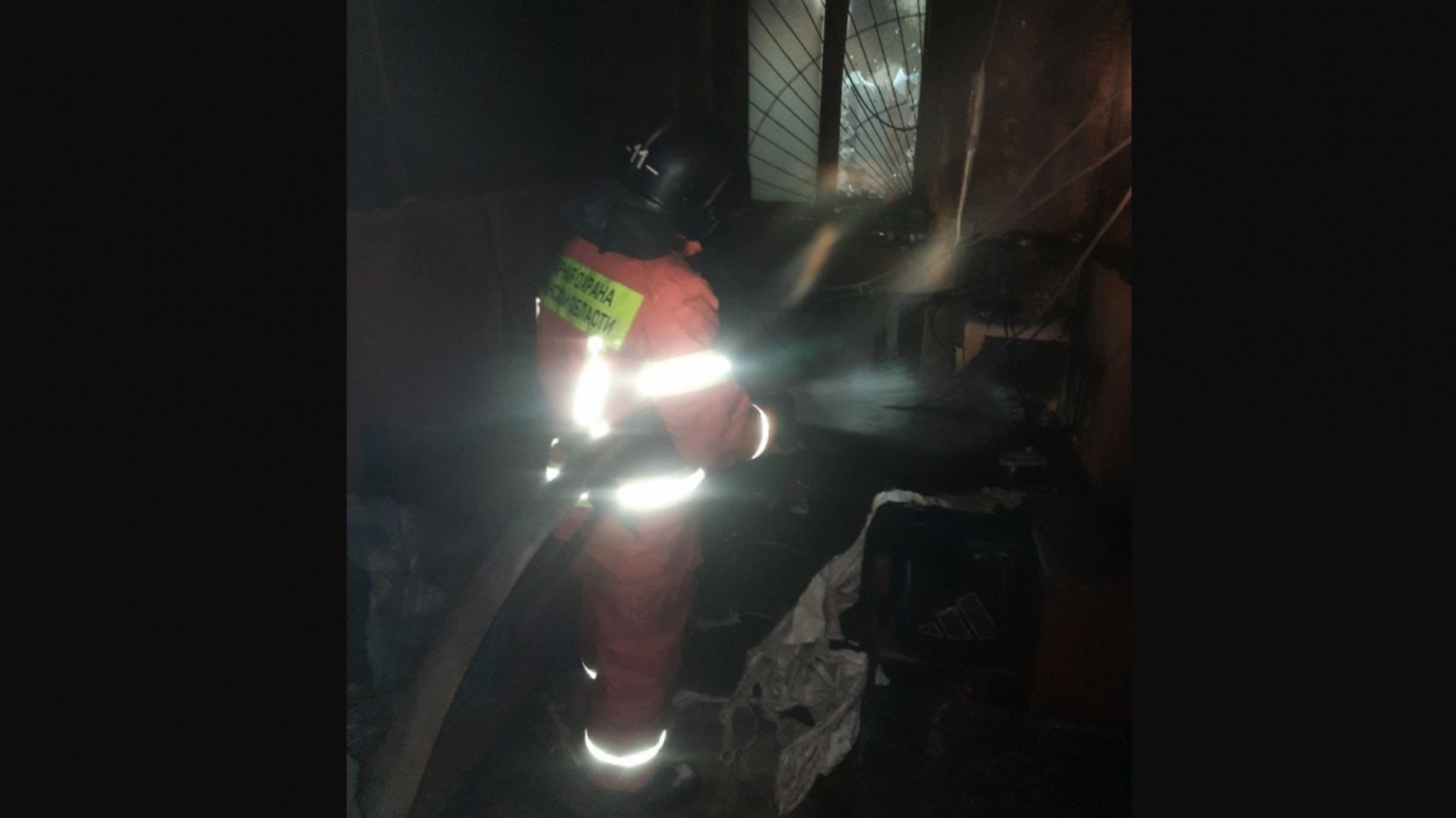 В горящем деревянном доме в Мурманске пострадал человек