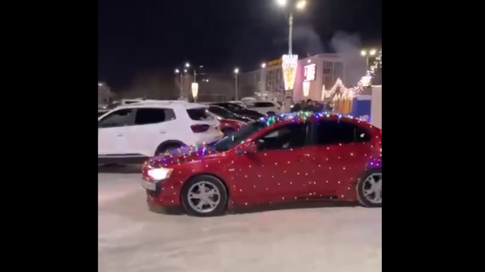 В Мончегорске заметили самый новогодний автомобиль [видео]