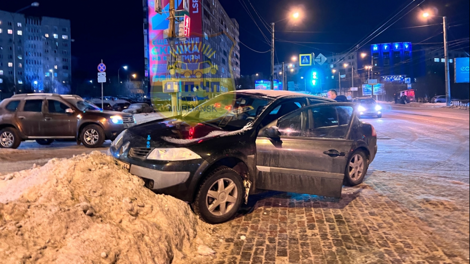 Такси и Renault попали в ДТП в Мурманске