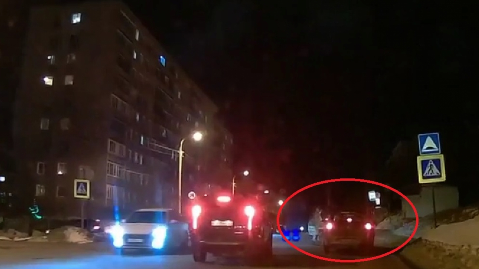 Девушке-пешеходу в Мурманске повезло избежать аварии [видео]
