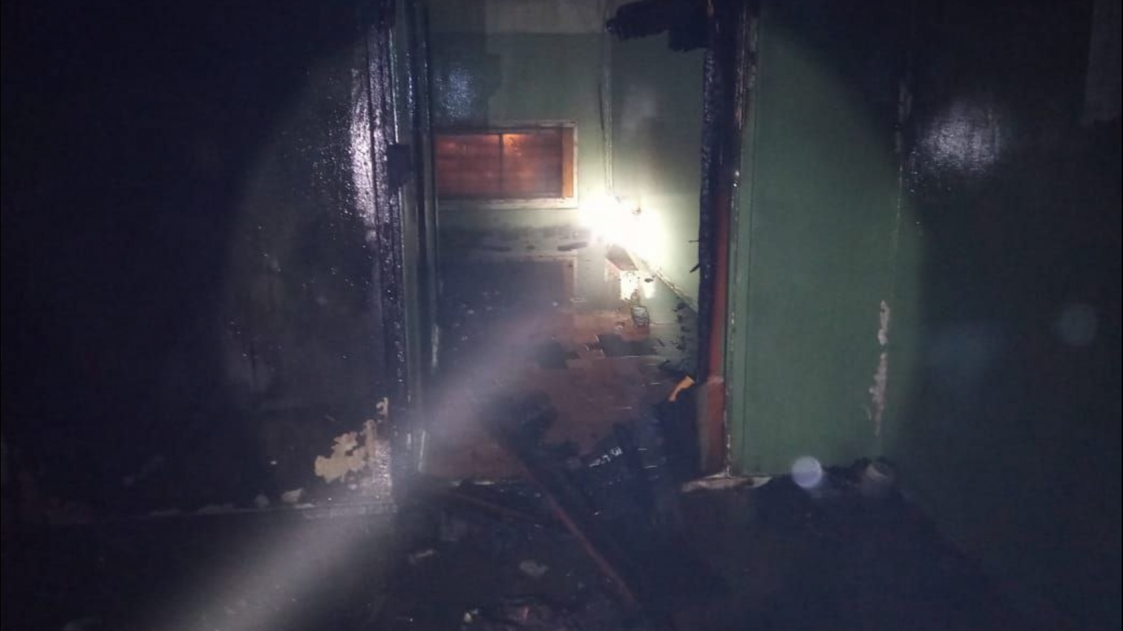 В Оленегорске пожарные тушили мусор в многоэтажке