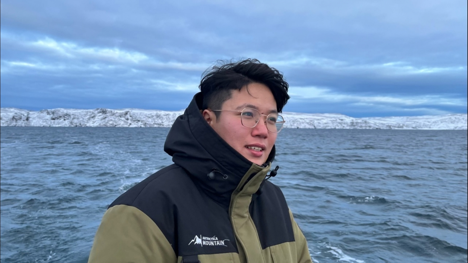 Китайский турист приехал в Териберку на охоту за китами [видео]
