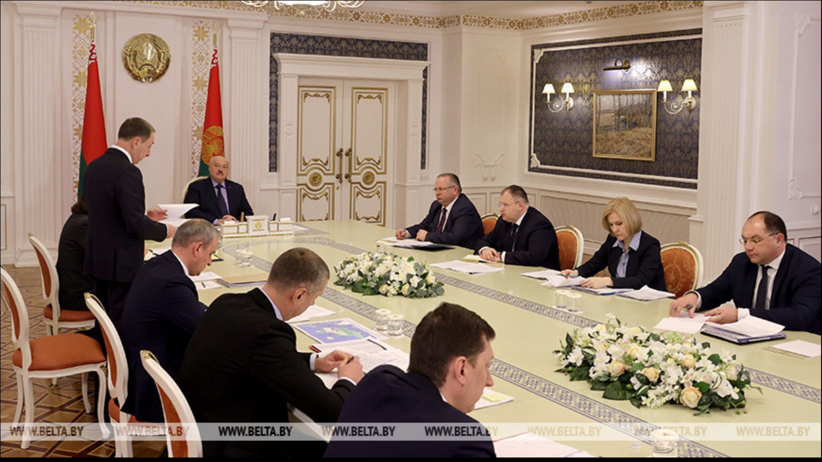 Лукашенко потребовал ускорить строительство белорусских терминалов в России