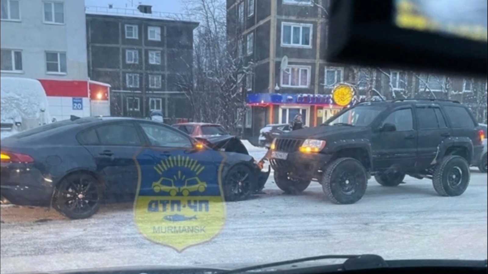В Мурманске ищут свидетелей столкновения Jaguar и Jeep