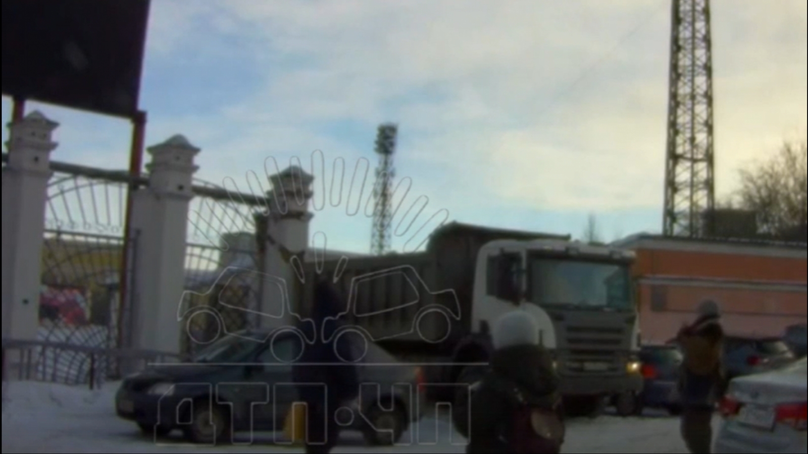 Самосвал повредил колонну перед стадионом профсоюзов в Мурманске [видео]