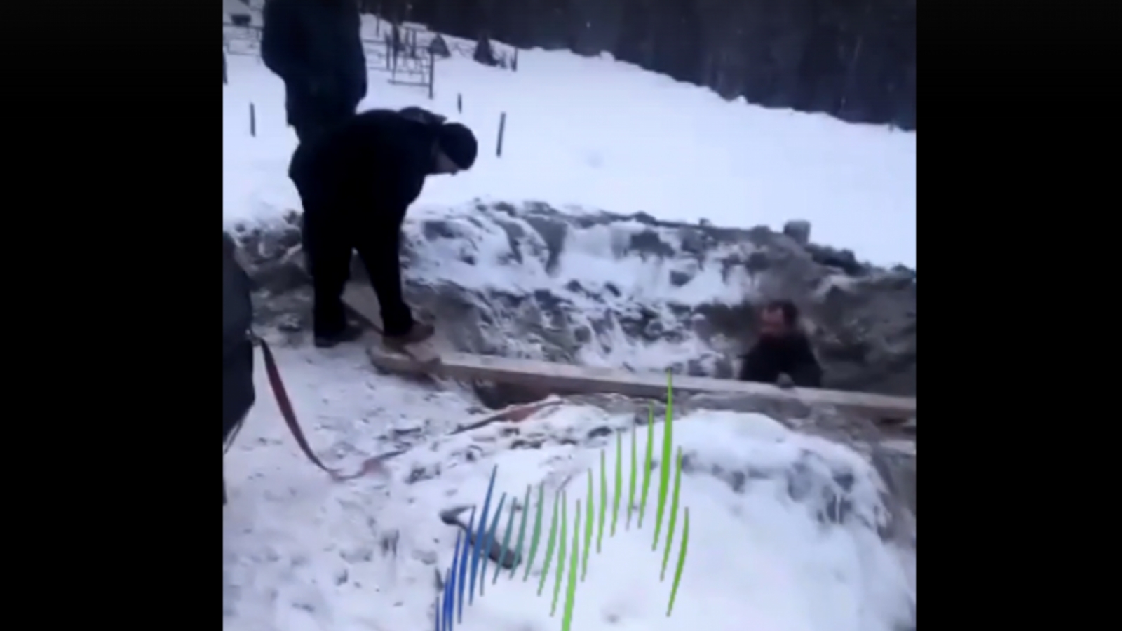 В Заполярье внукам пришлось самостоятельно копать могилу дедушке [видео]