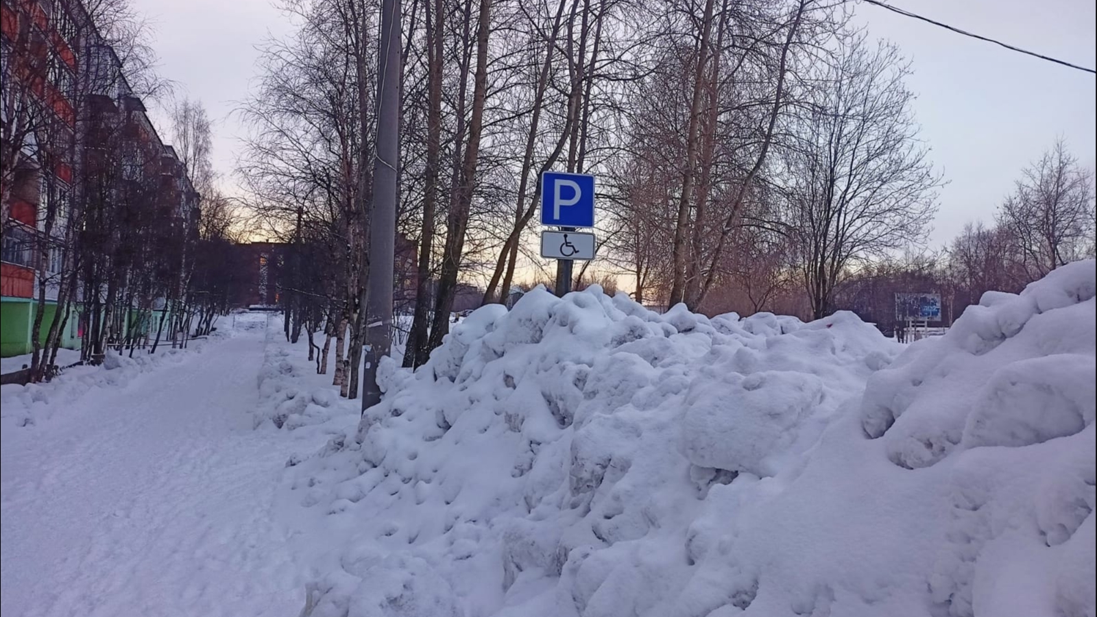 Парковку для инвалидов в Кандалакше завалили снегом