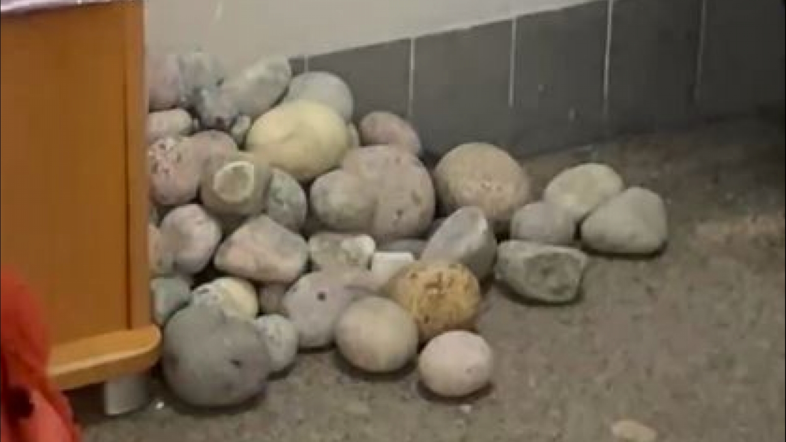В аэропорту у туристов массово изымают камни из Териберки [видео]