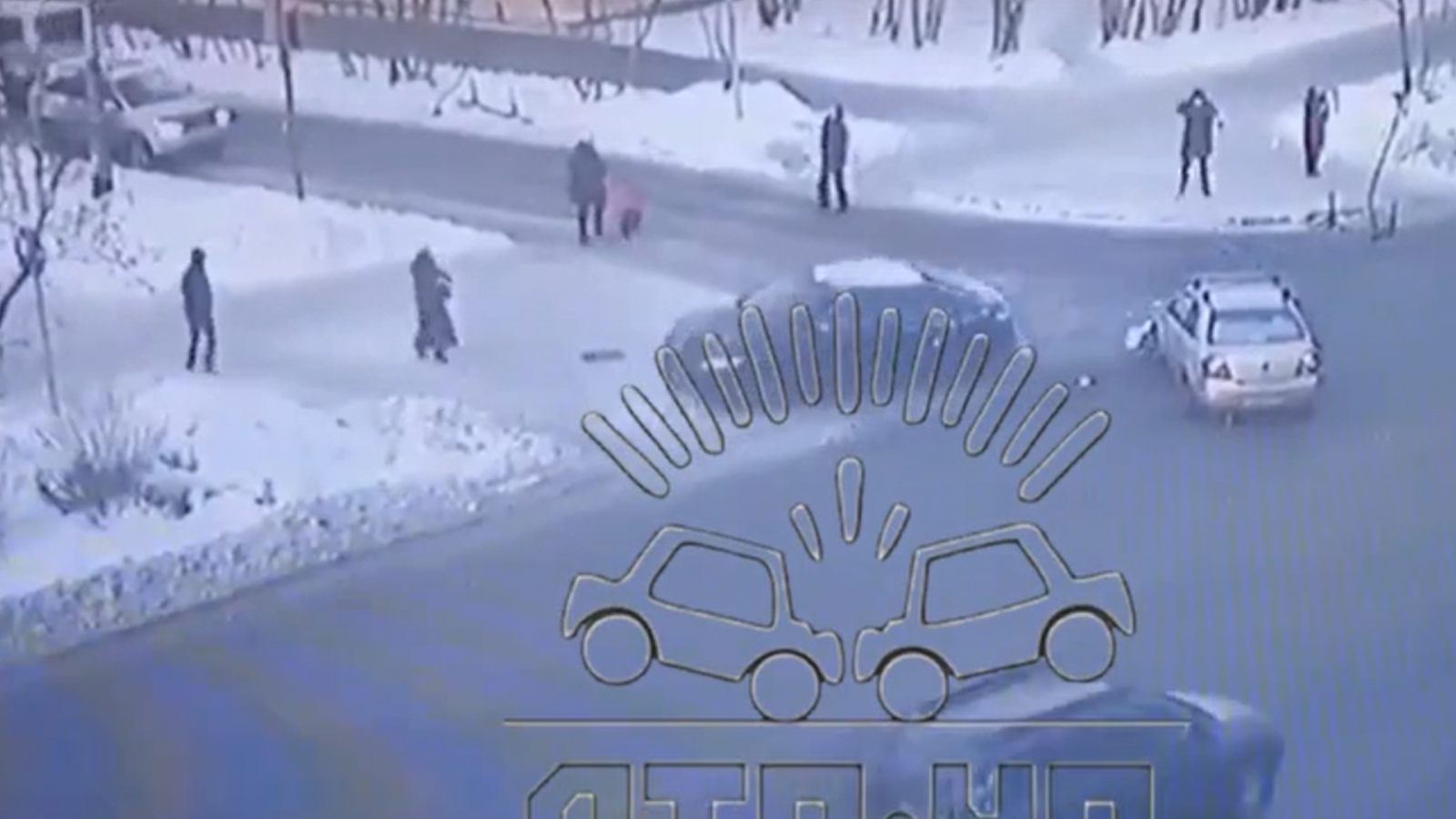 Автомобиль едва не сбил пешеходов в Мурманске [видео]