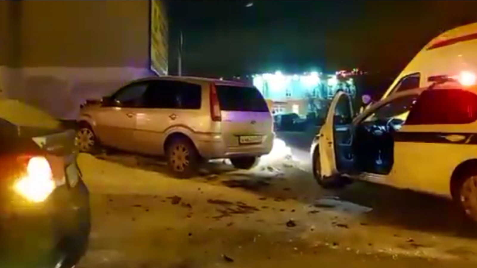 Chevrolet врезался в Ford у торгового центра в Мурманске