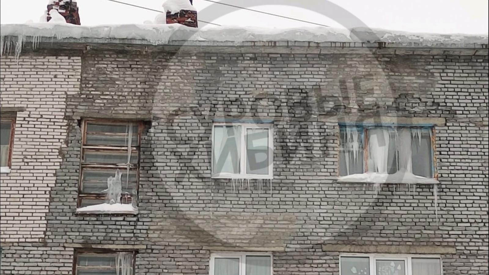 В Кировске не обращают внимания на аварийную пятиэтажку