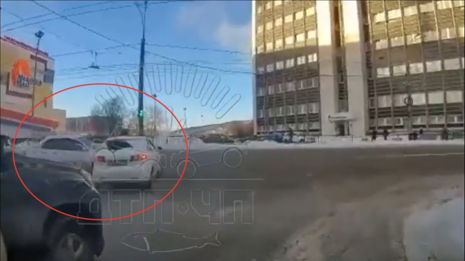 Момент аварии напротив «Мурманск Молла» попал на [видео]