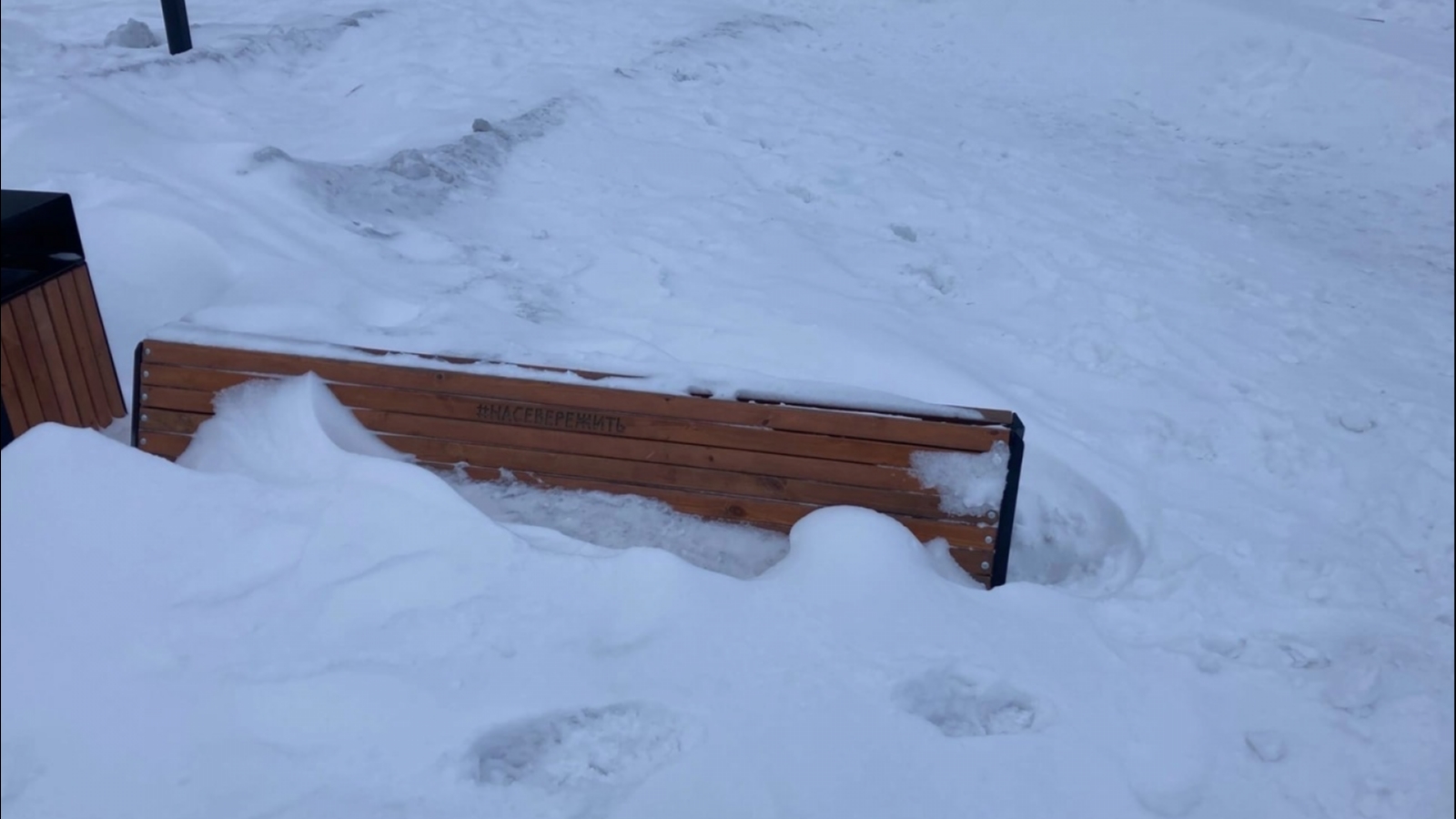 Жители Кандалакши жалуются на заваленные снегом набережные [видео]