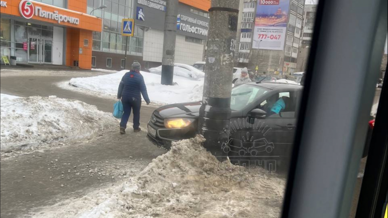 Автоледи въехала в столб на Кольском в Мурманске