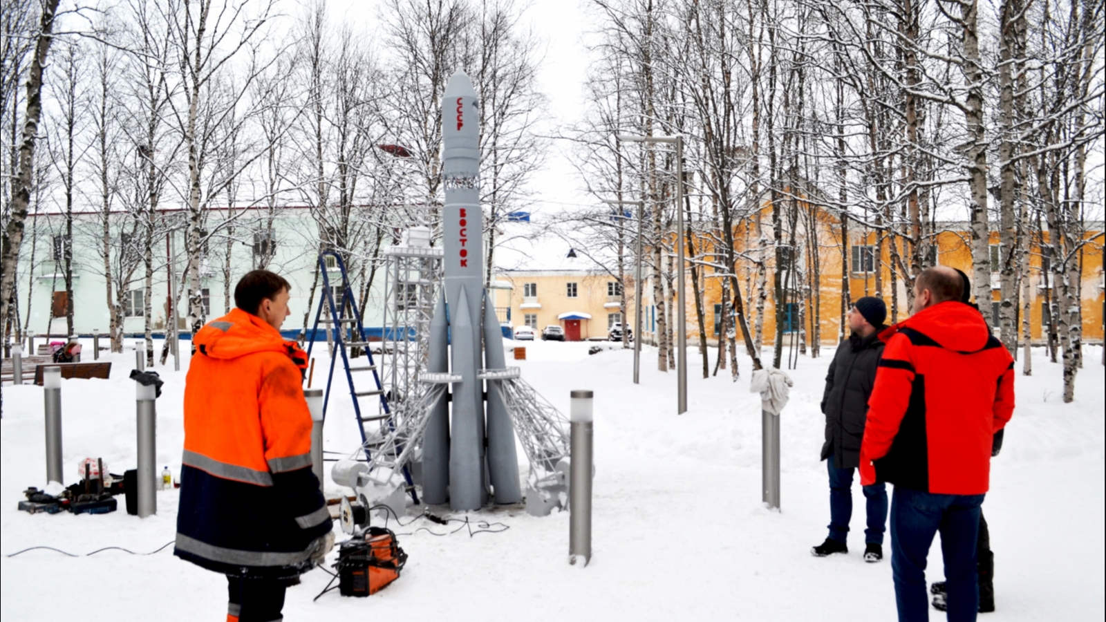 В сквере Оленегорска устанавливают ракету