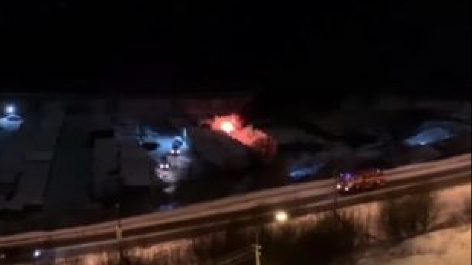 В Мурманске пожарные мчатся тушить гаражи [видео]