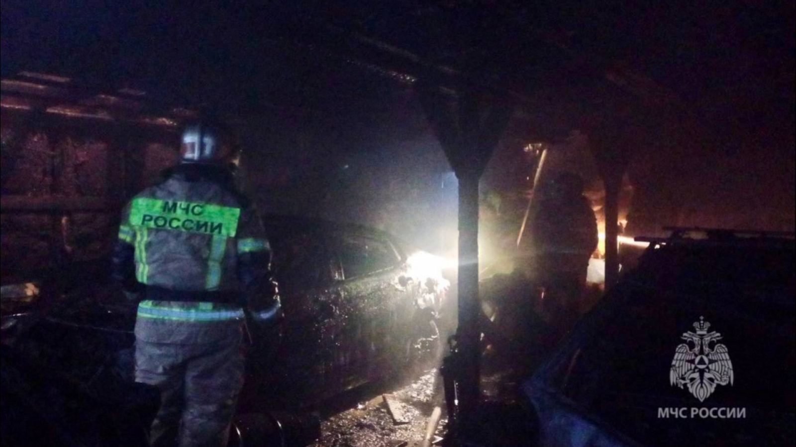 В Мурманске сгорел гараж и два автомобиля