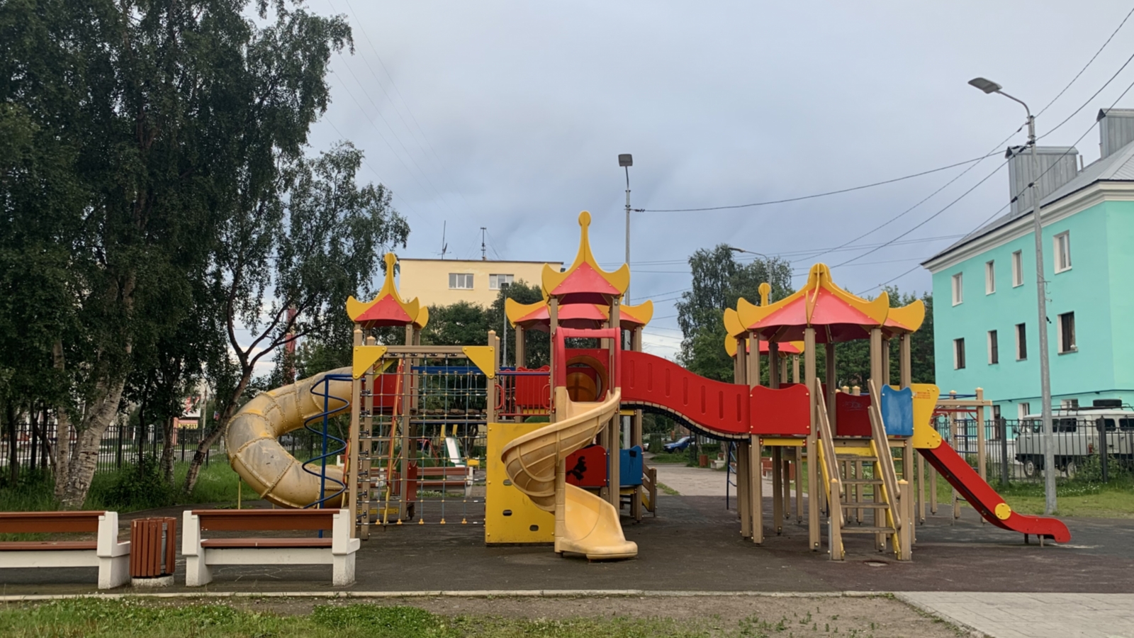 У мурманской школы построят детскую и спортивную площадки