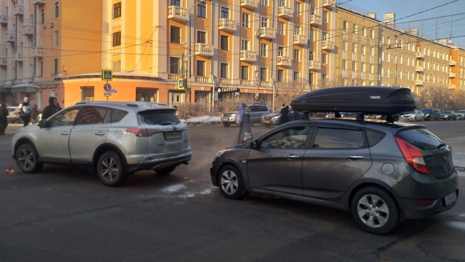 Машины в центре Мурманска перегородили проезд