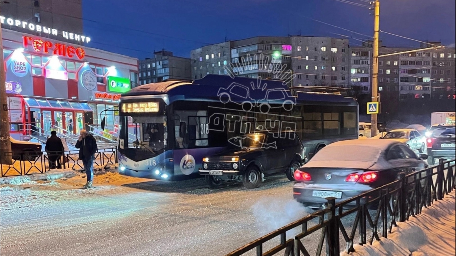В Мурманске столкнулись троллейбус и легковушка. Движение затруднено
