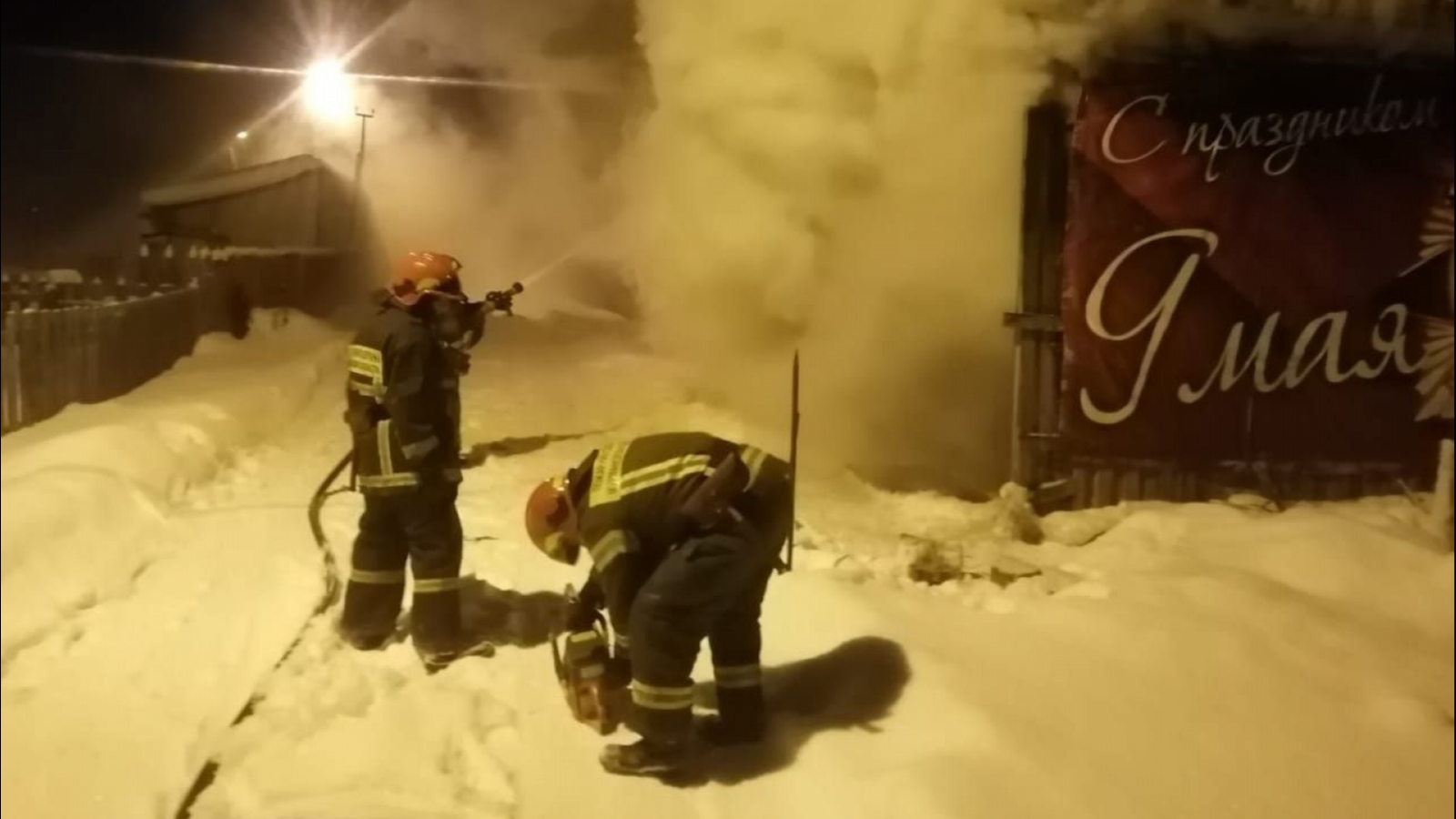 В Оленегорске ликвидировали пожар в нежилой постройке
