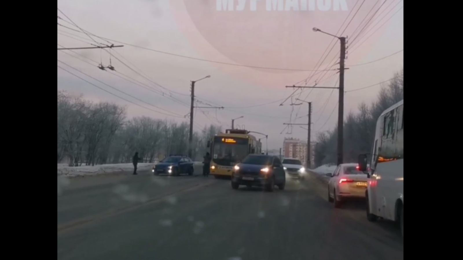В Мурманске возникла огромная пробка из-за аварии [видео]