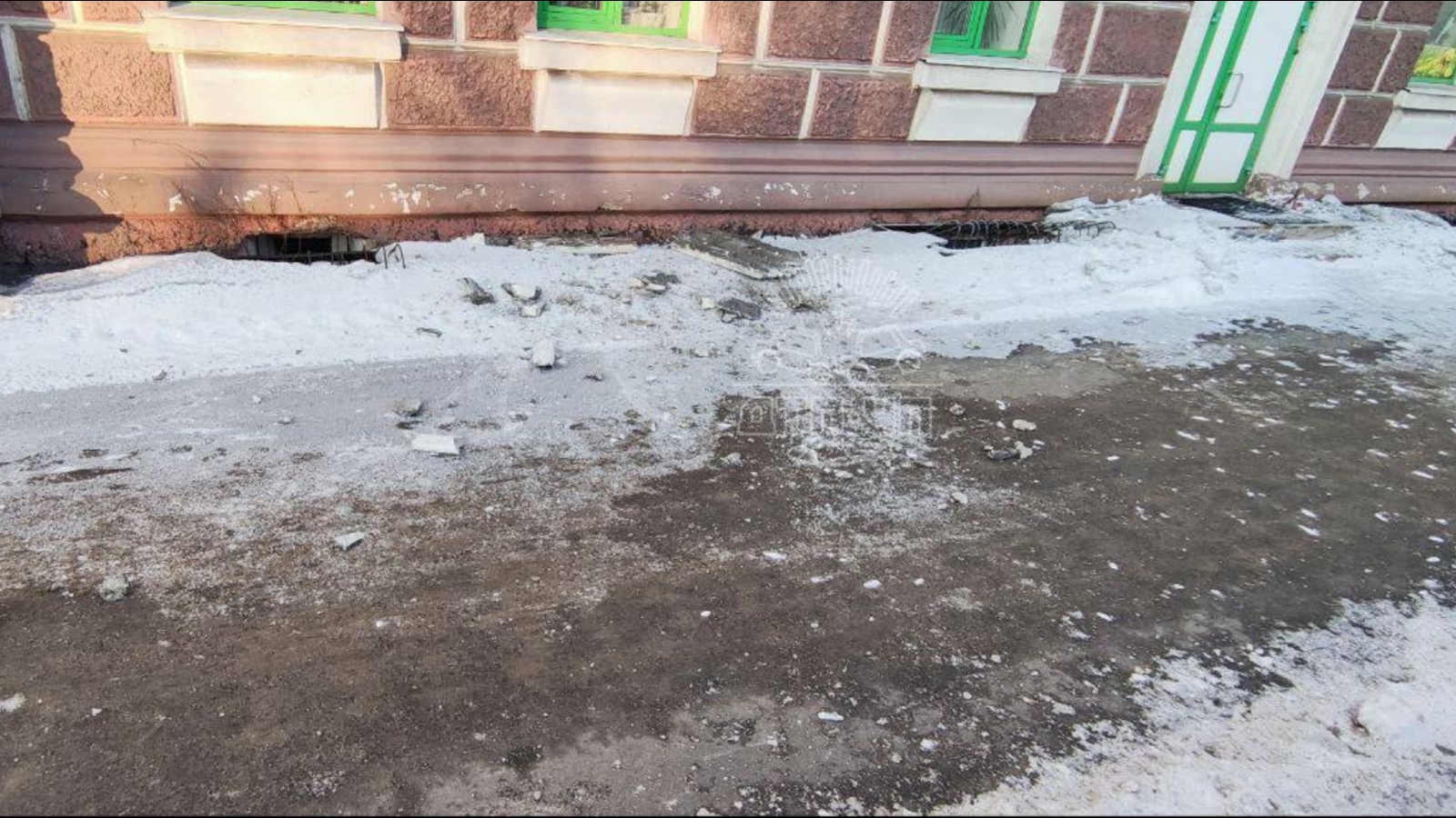 С крыши дома в Мурманске падают куски штукатурки [видео]