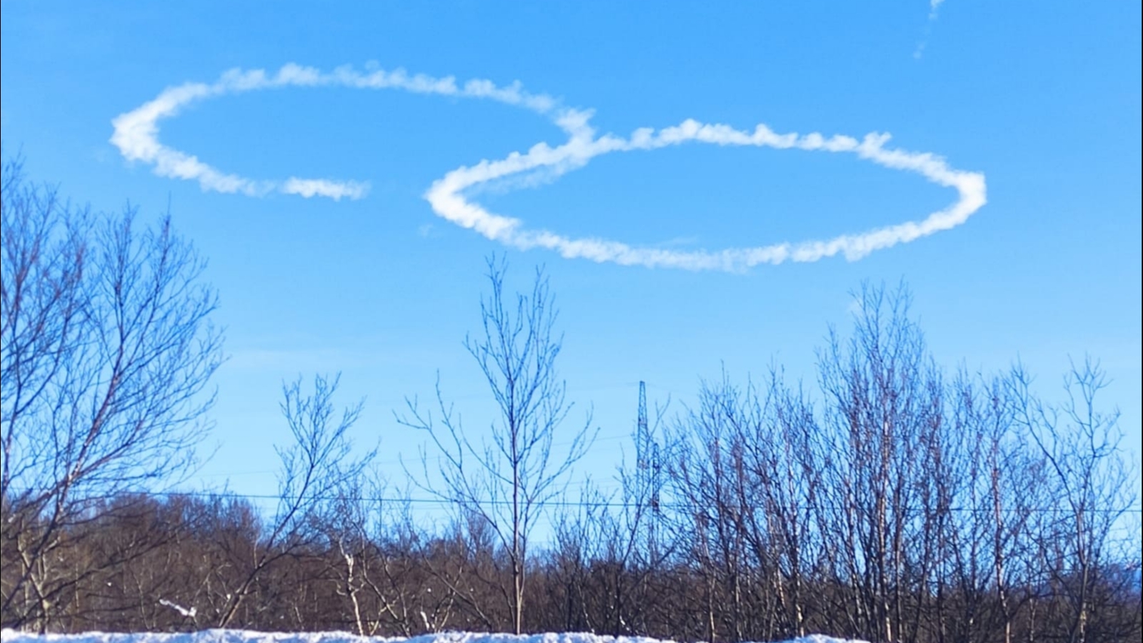 Лётчики нарисовали поздравление с 8 марта в небе над Заполярьем