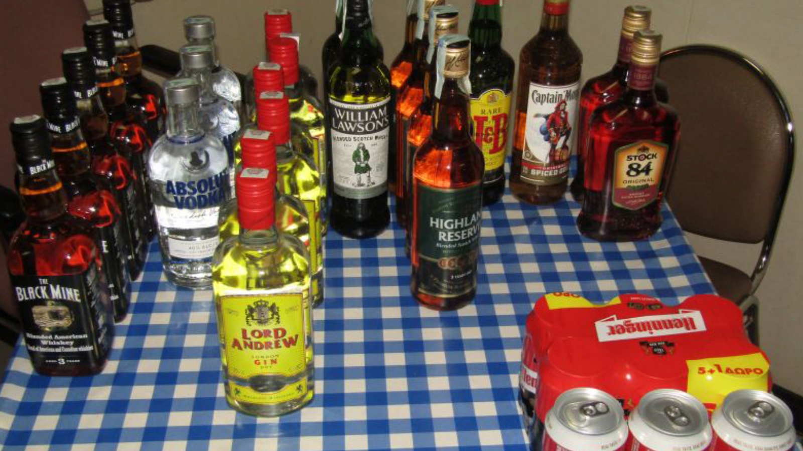 На иностранном судне в Мурманске нашли 20 литров контрабандного алкоголя