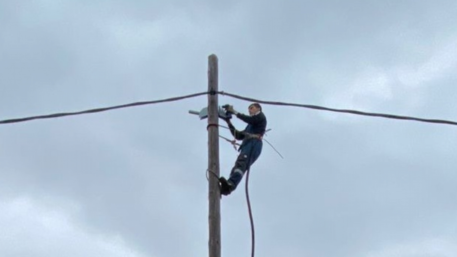 Аварийные электросети в Колвице начнут ремонтировать летом