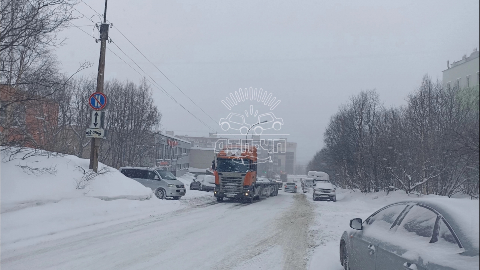 В Мурманске из-за снегопада встали большегрузы