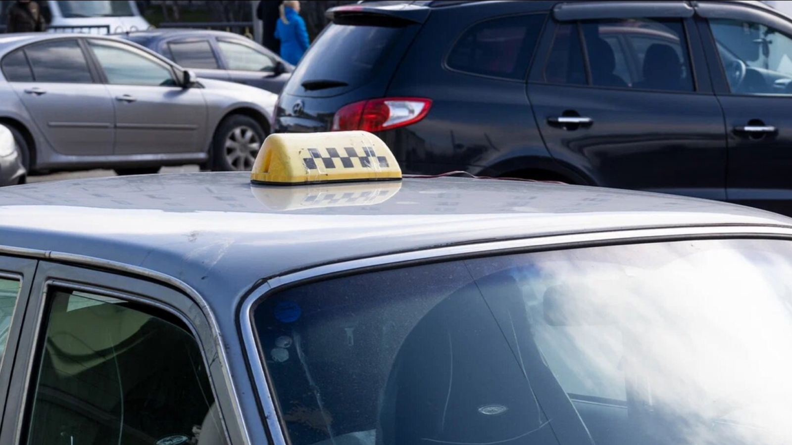 В Мурманске пассажир угнал такси на глазах у водителя