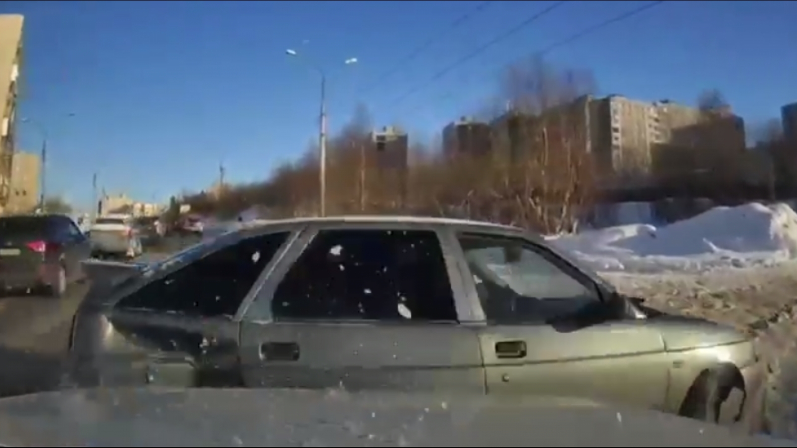 В Мурманске водители пожали друг другу руки после ДТП [видео]