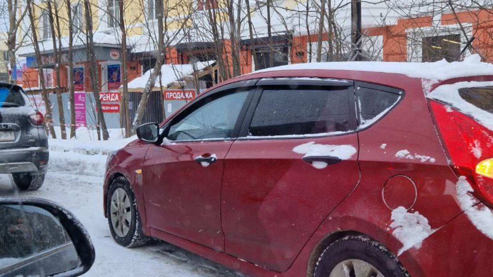 В Мурманске неработающий светофор и авария спровоцировали пробку