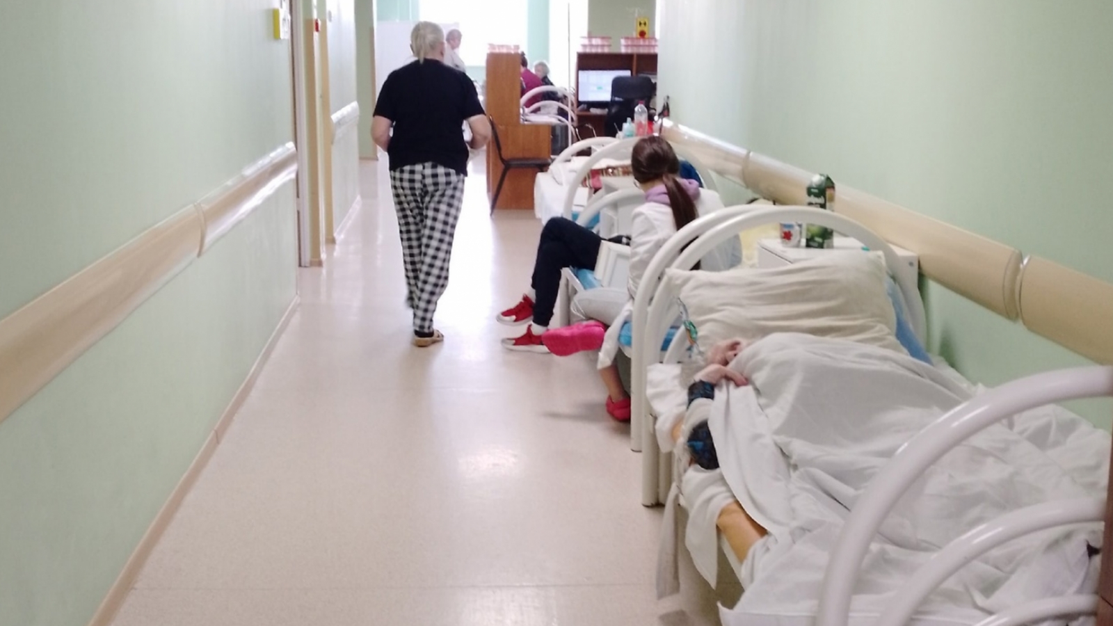 Пациенты в больнице Кировска лежат в коридорах