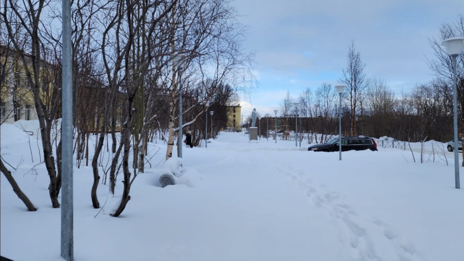 В Заполярном сквер у администрации утопает в снегу [видео]