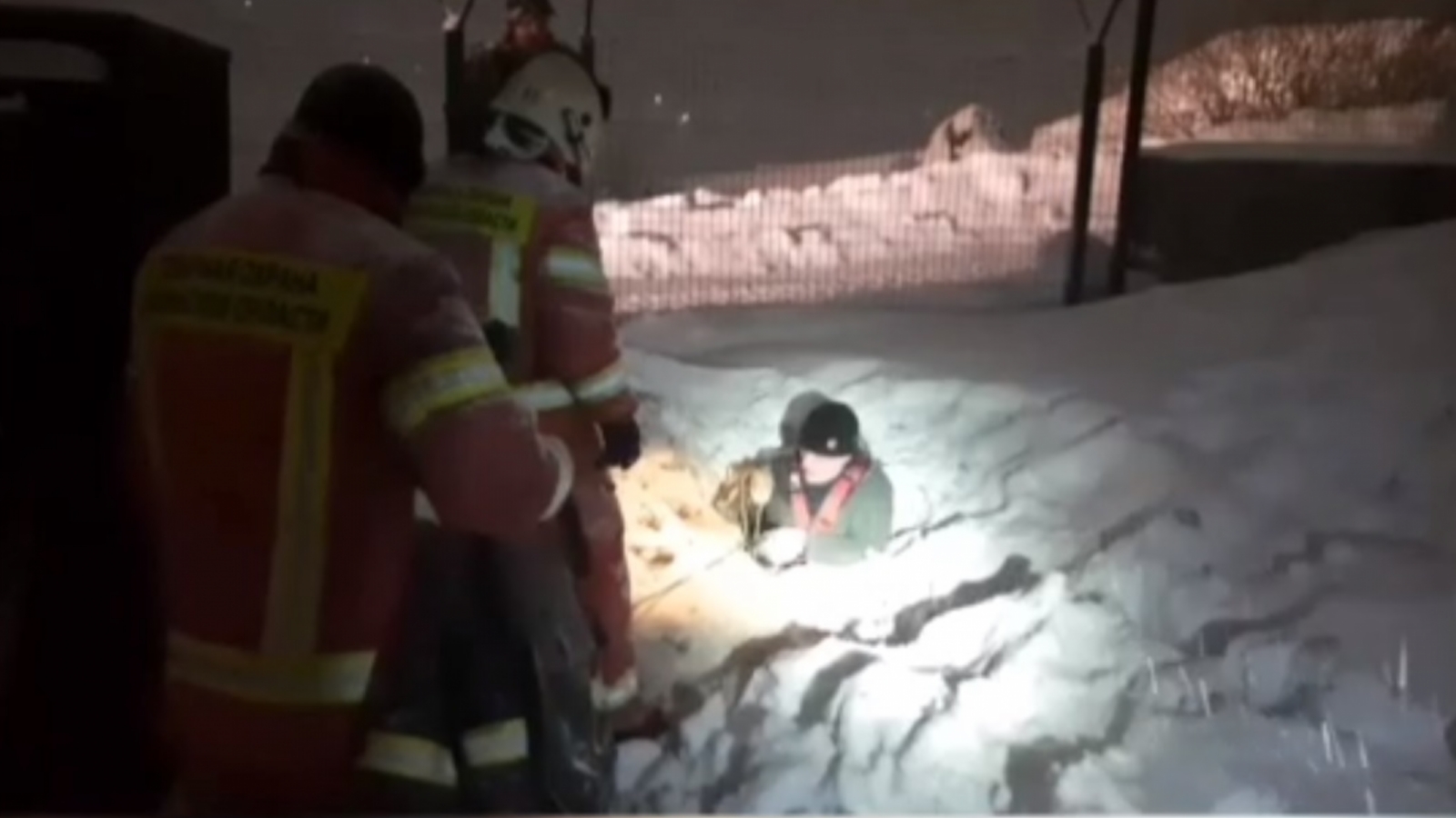 Пожарный в Заполярном пролез в яму ради спасения собаки [видео]