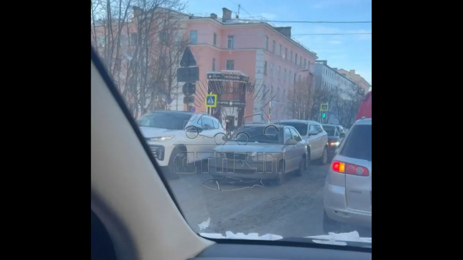В Мурманске столкнулись сразу три авто