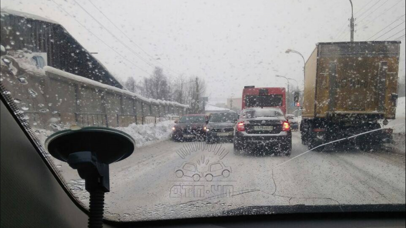 На Сверлова в Мурманске произошёл транспортный коллапс