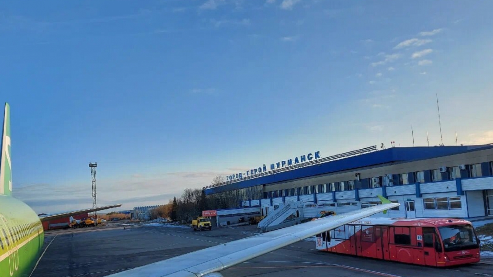 Мурманский авиарейс задерживают в Москве