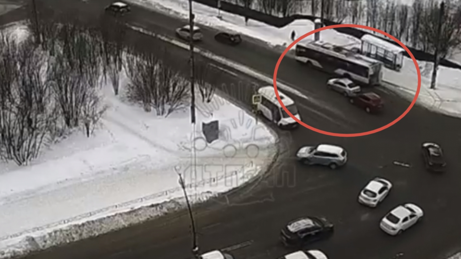 Водитель в Мурманске уступила троллейбусу и попал в аварию [видео]
