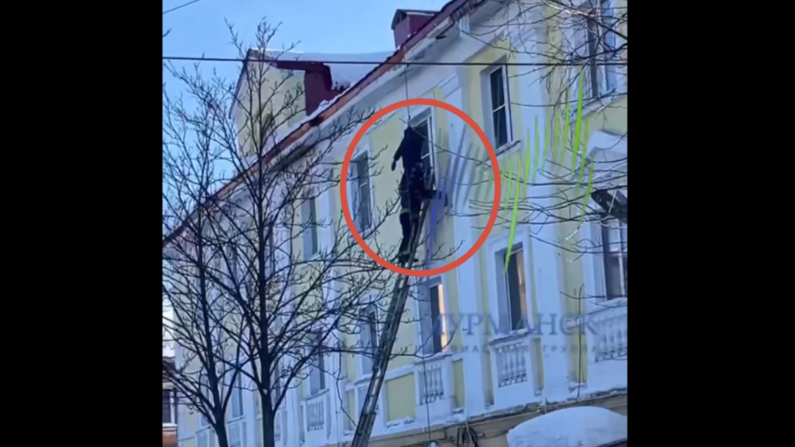Рабочий едва не упал с крыши дома в Мурманске [видео]
