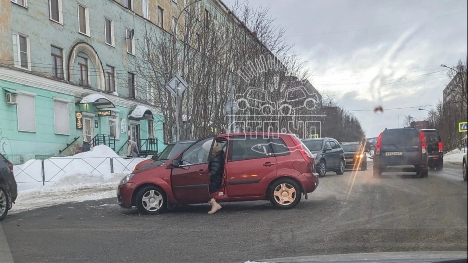 В Мурманске водитель за четыре часа дважды попал в аварию на Книповича