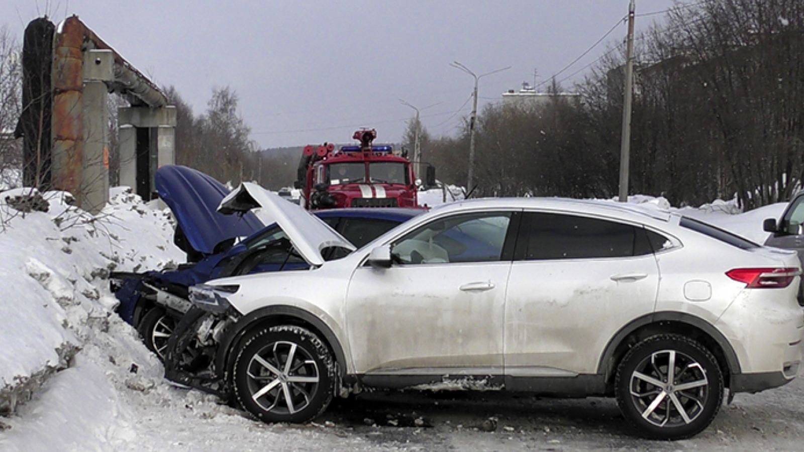 Две автоледи в Апатитах врезались в снежный вал